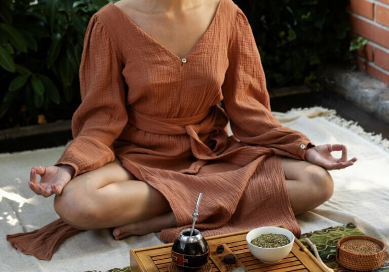 mulher praticand ayurveda