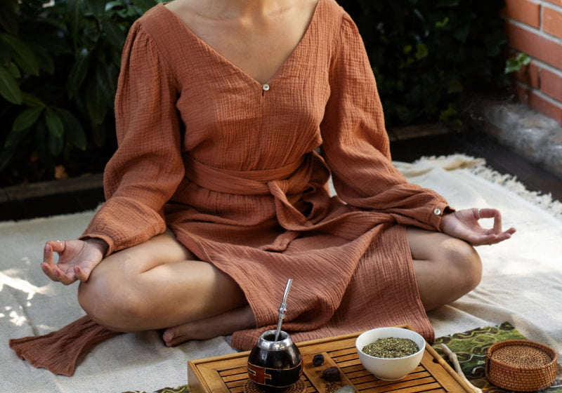 mulher praticand ayurveda