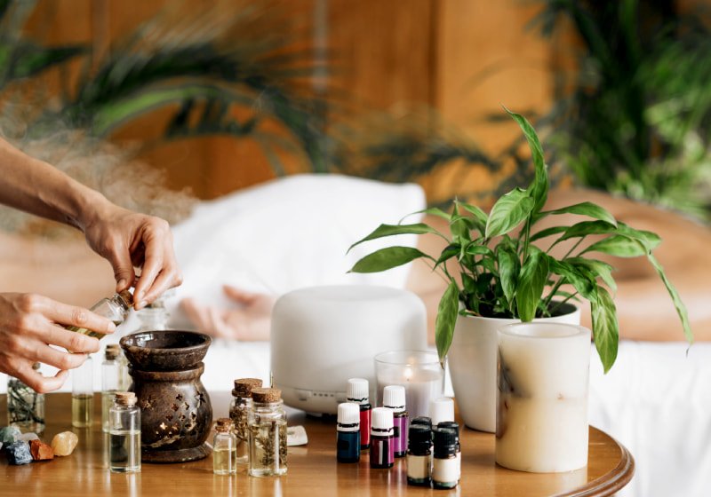 mulher derramando óleos aromático para ayurveda