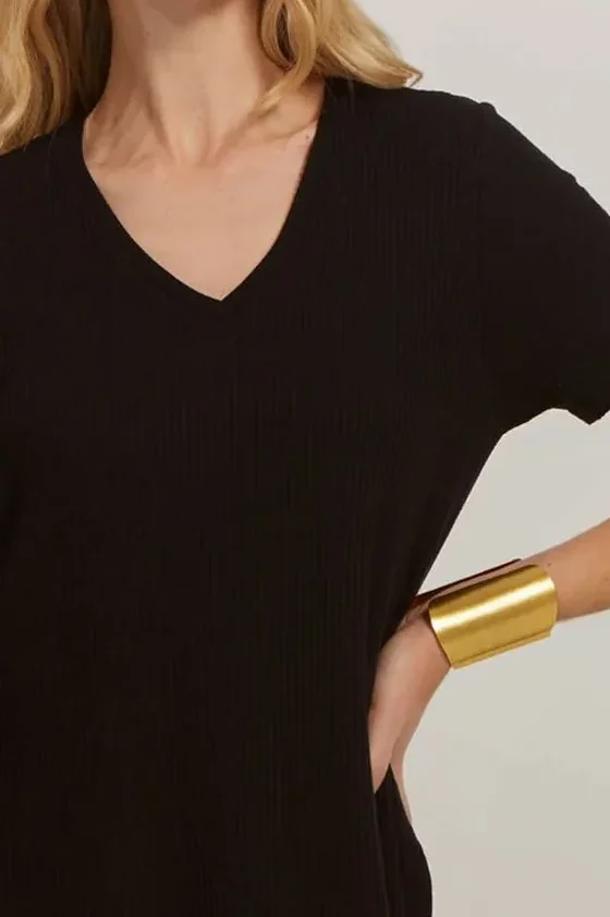 Mulher utilizando blusa casual preta 
