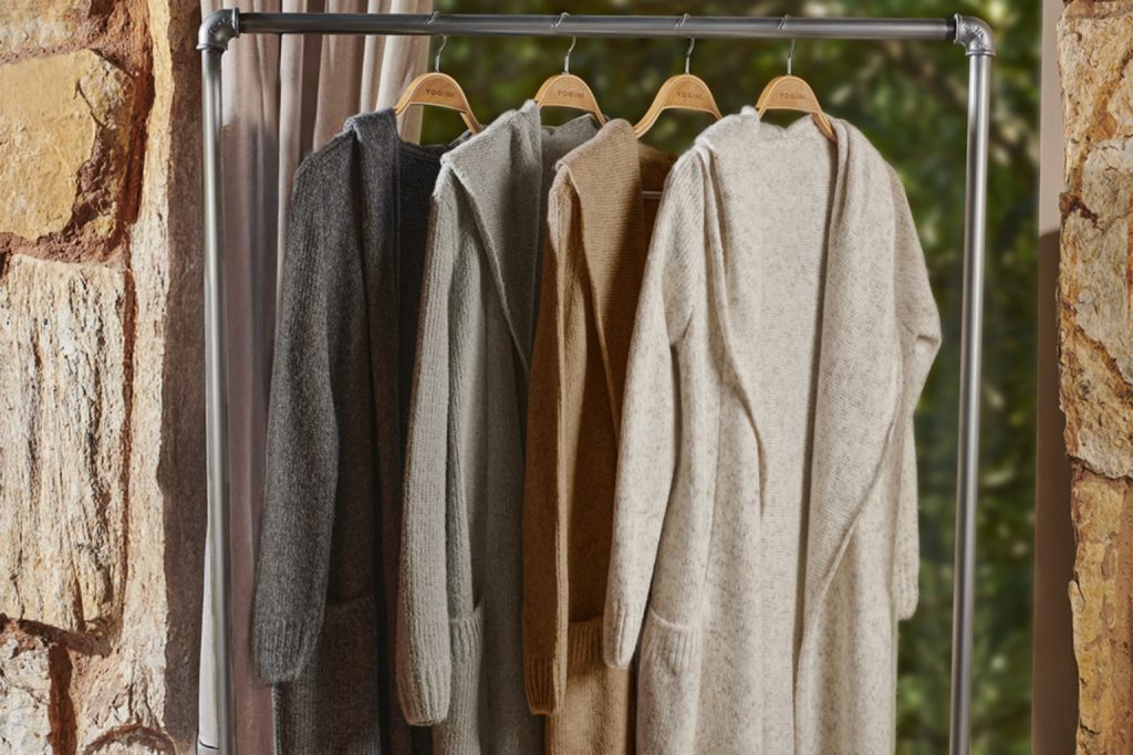 Casacos de Tricot Yogini pendurados